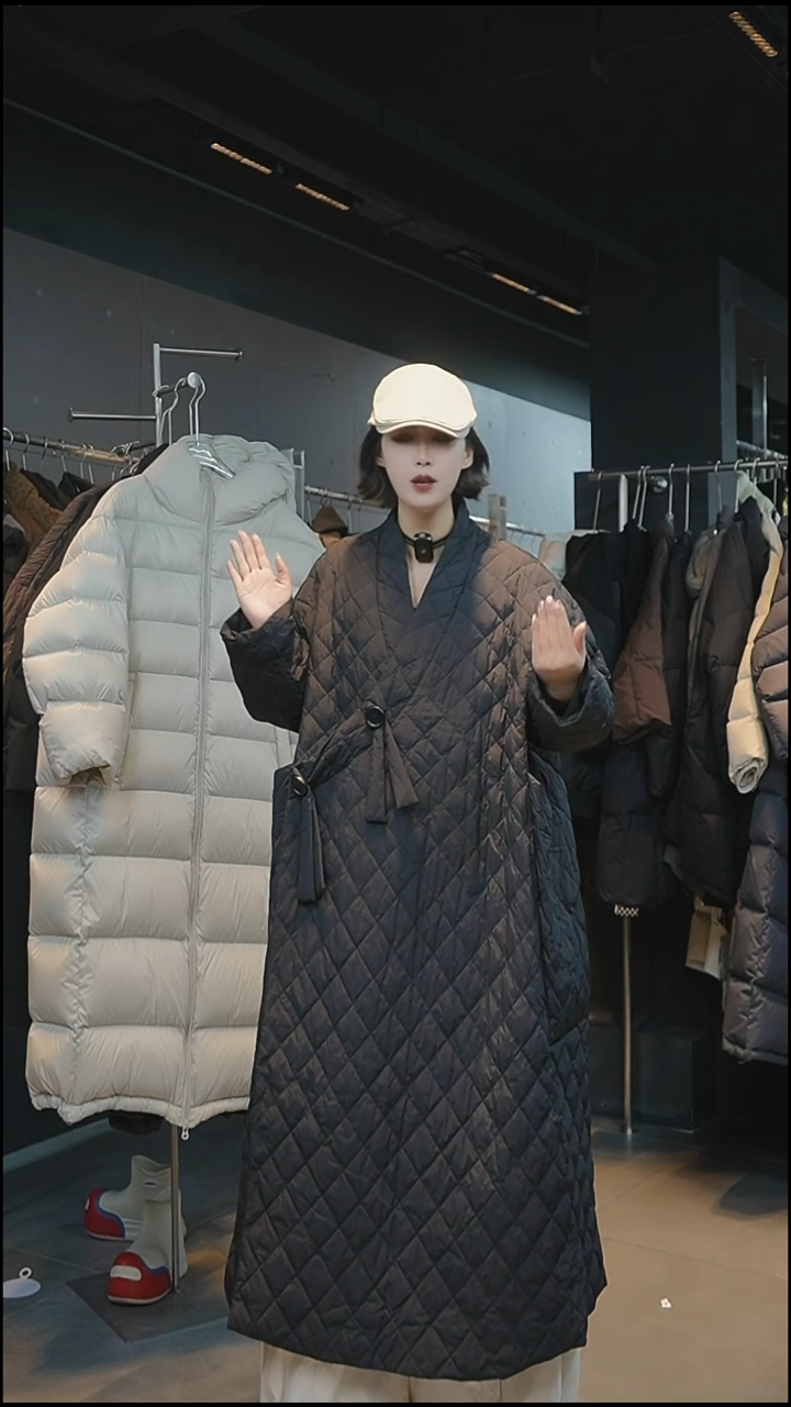 潮牌黑色羽绒外套