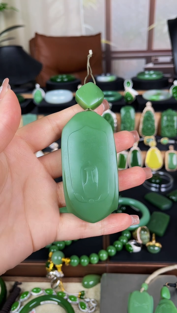 颈饰未镶嵌和田玉（碧玉）晨*粉绿如意牌