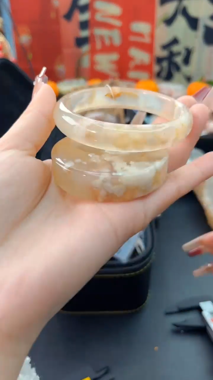 【闪购商品】石英质玉手镯未镶嵌赠送镯心（圈口）56