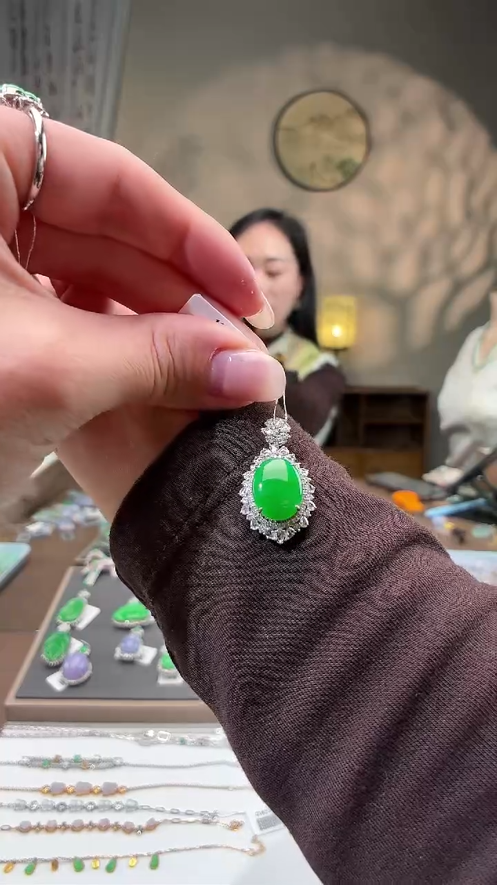 吊坠(不含链)18K金镶嵌翡翠蛋面