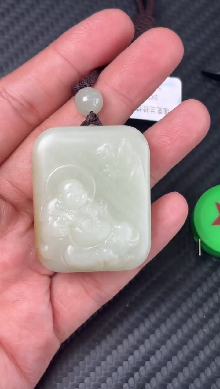 吊坠(赠链)未镶嵌和田玉且末微色差迪克兰二细吊坠Sm