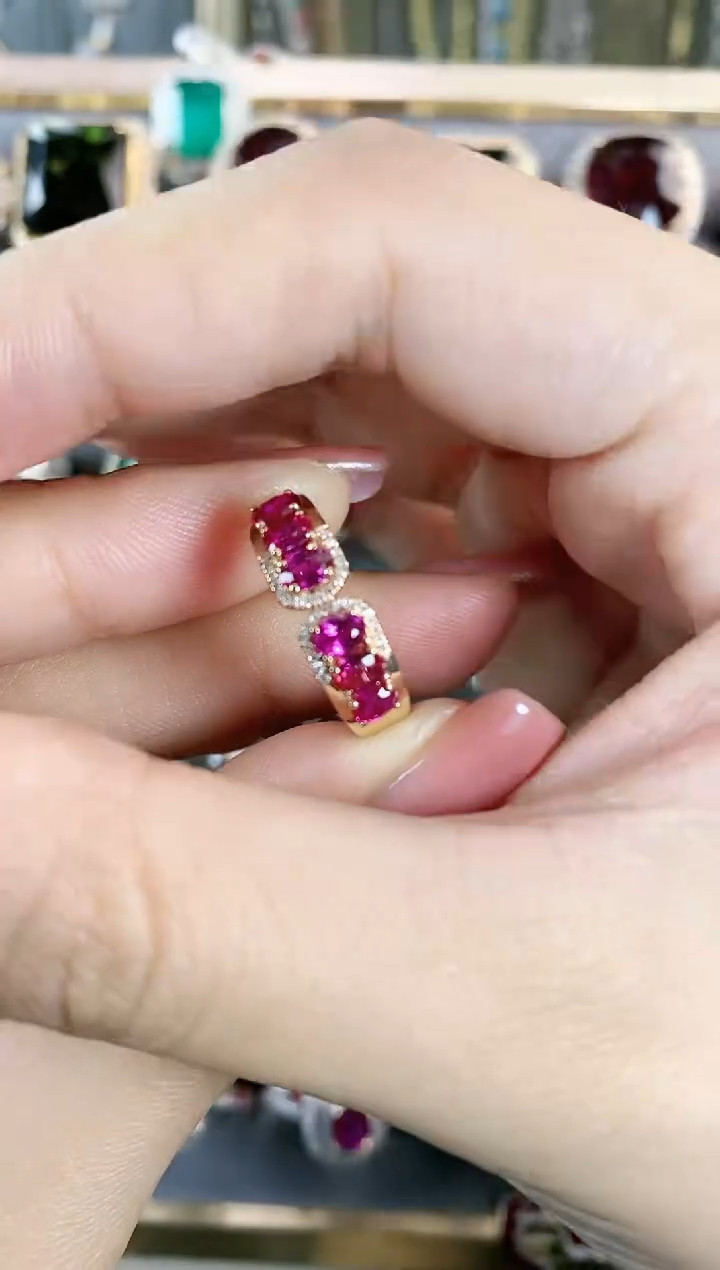 戒指18K金镶嵌红宝石一个