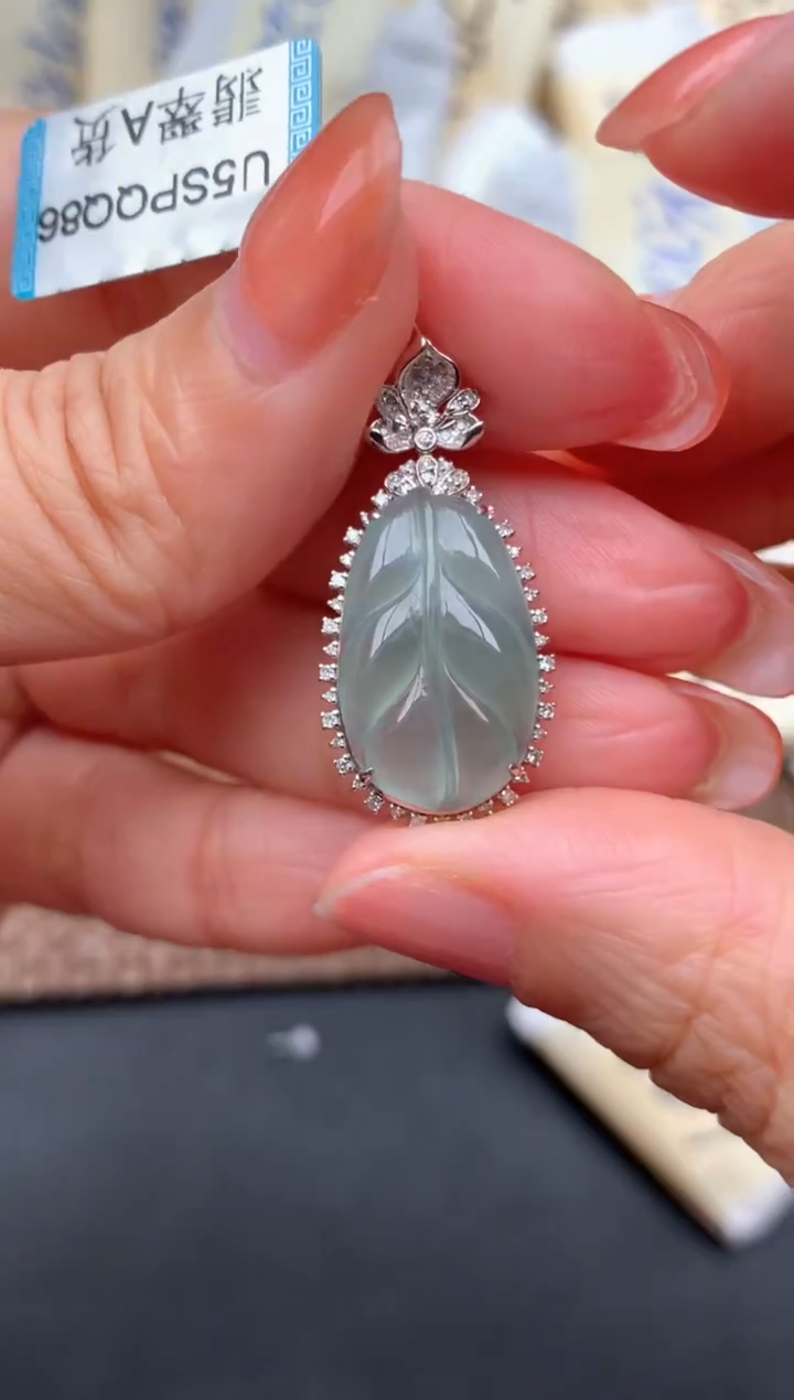 18K金镶嵌挂件翡翠1