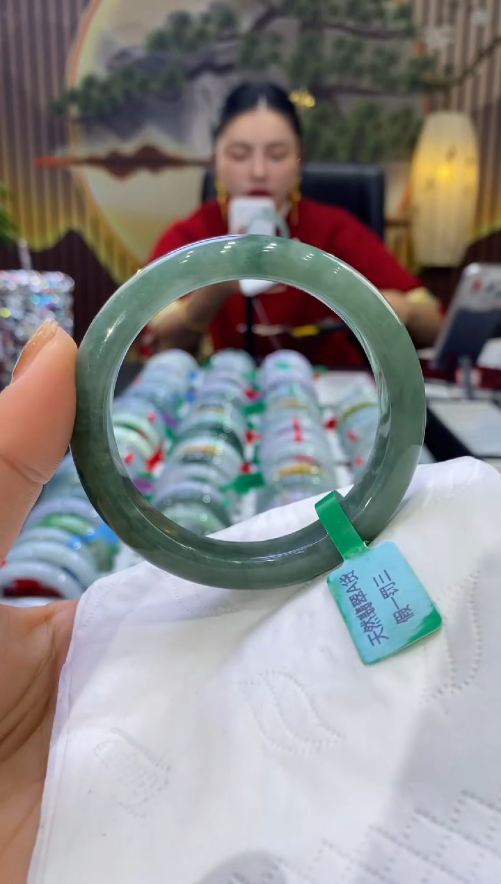 【闪购商品】翡翠手镯未镶嵌多人08585