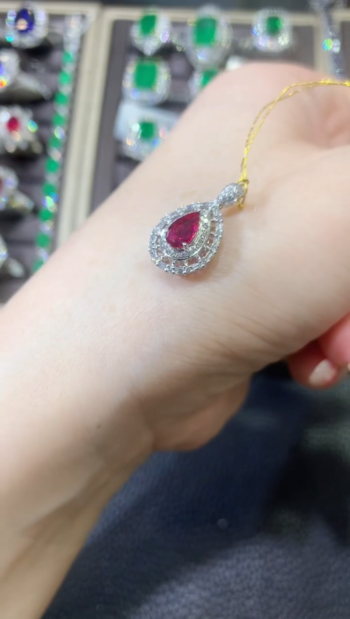 【闪购商品】红宝石吊坠18K金镶嵌D9 