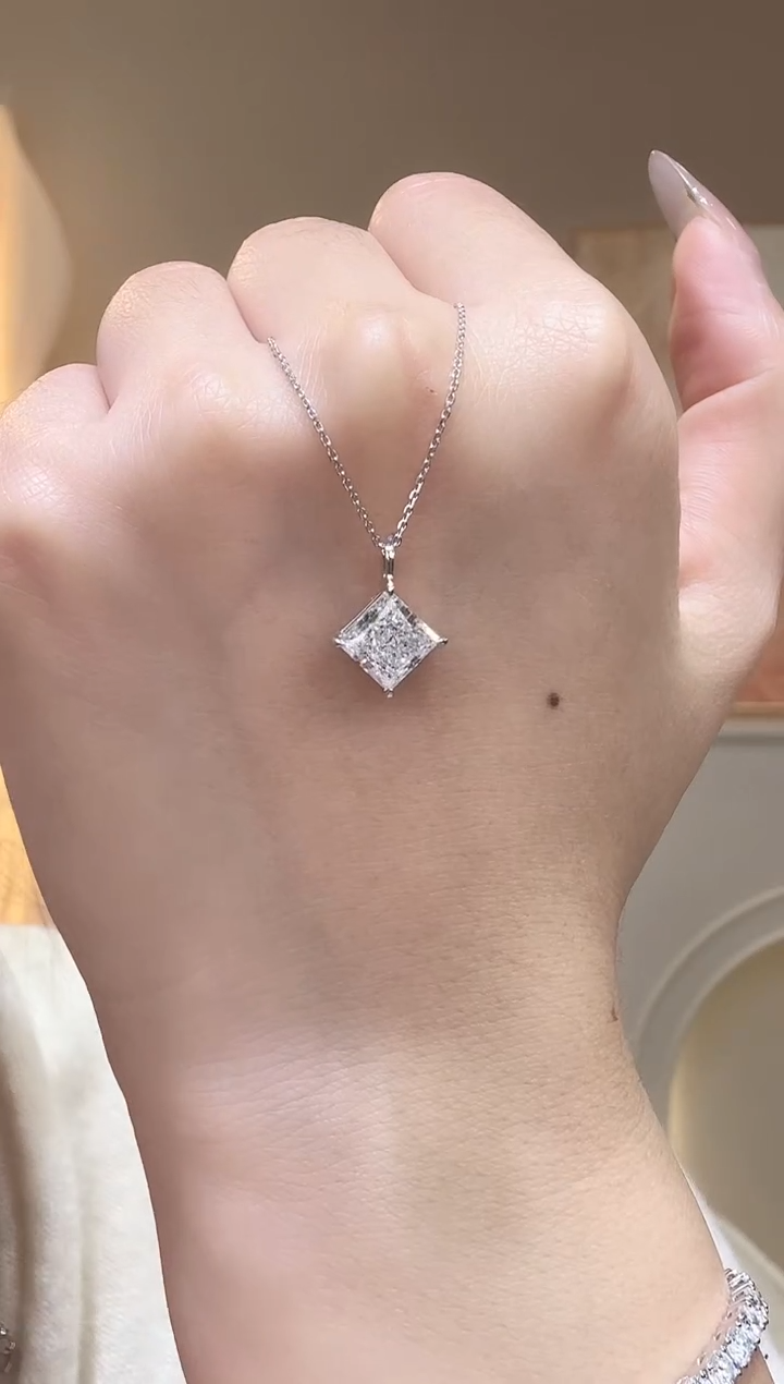 18K金镶嵌颈饰实验室培育钻石2卡公主方项链