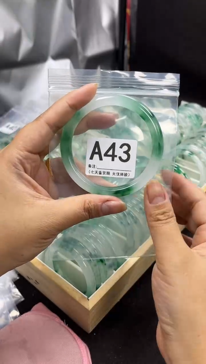【闪购商品】石英岩玉手镯未镶嵌A43