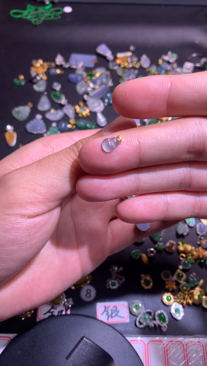 【闪购商品】翡翠吊坠(不含链)18K金镶嵌尺寸较小颜色随机