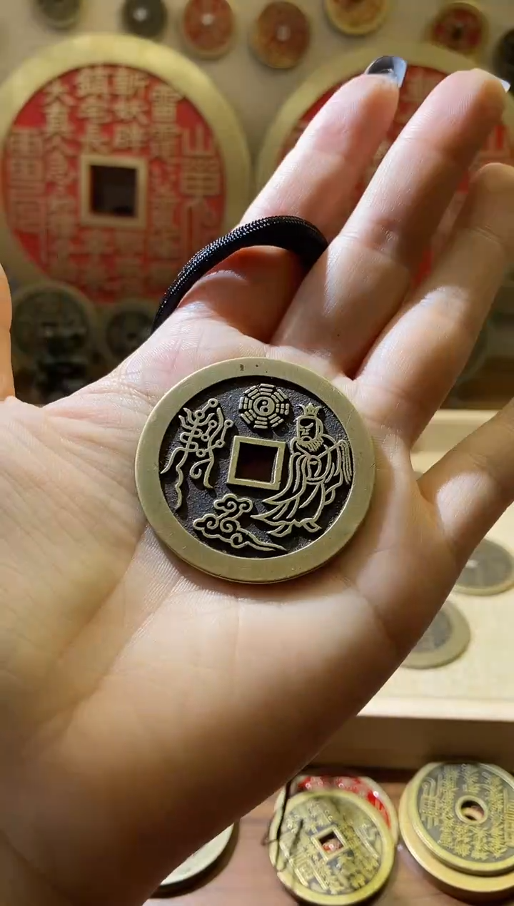铜老君拂尘踏祥云现代工艺品+脖挂1条