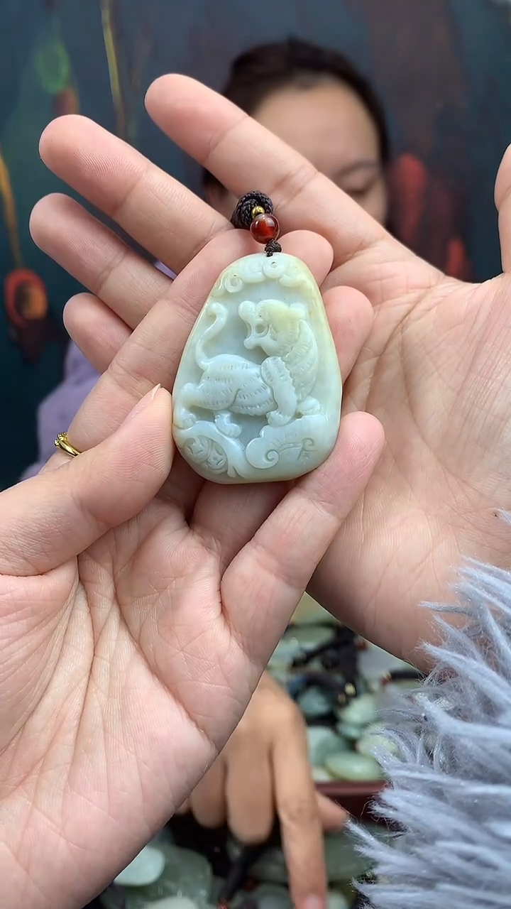 颈饰未镶嵌和田玉（多样性发一件）没有证书有瑕