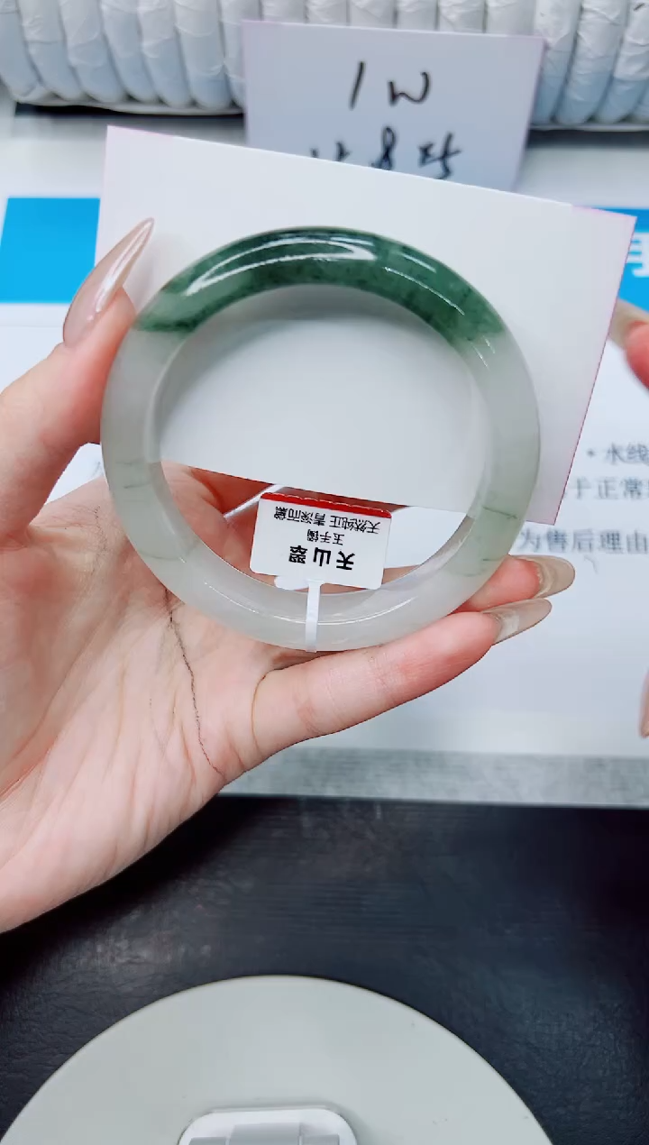 未镶嵌手镯石英质玉126/57.8