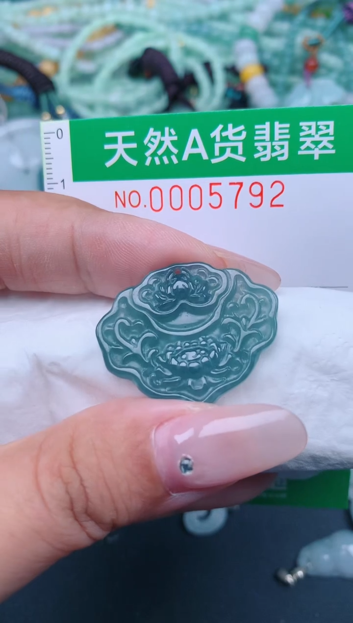 翡翠未镶嵌颈饰.0005792