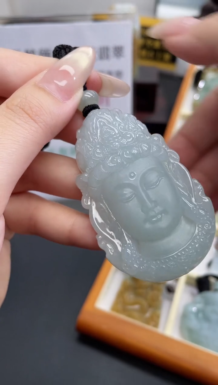 翡翠未镶嵌颈饰观音首