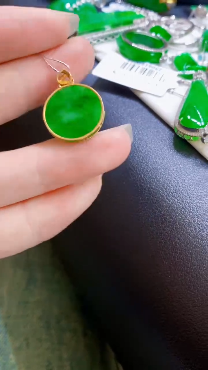 颈饰18K金镶嵌翡翠圆牌