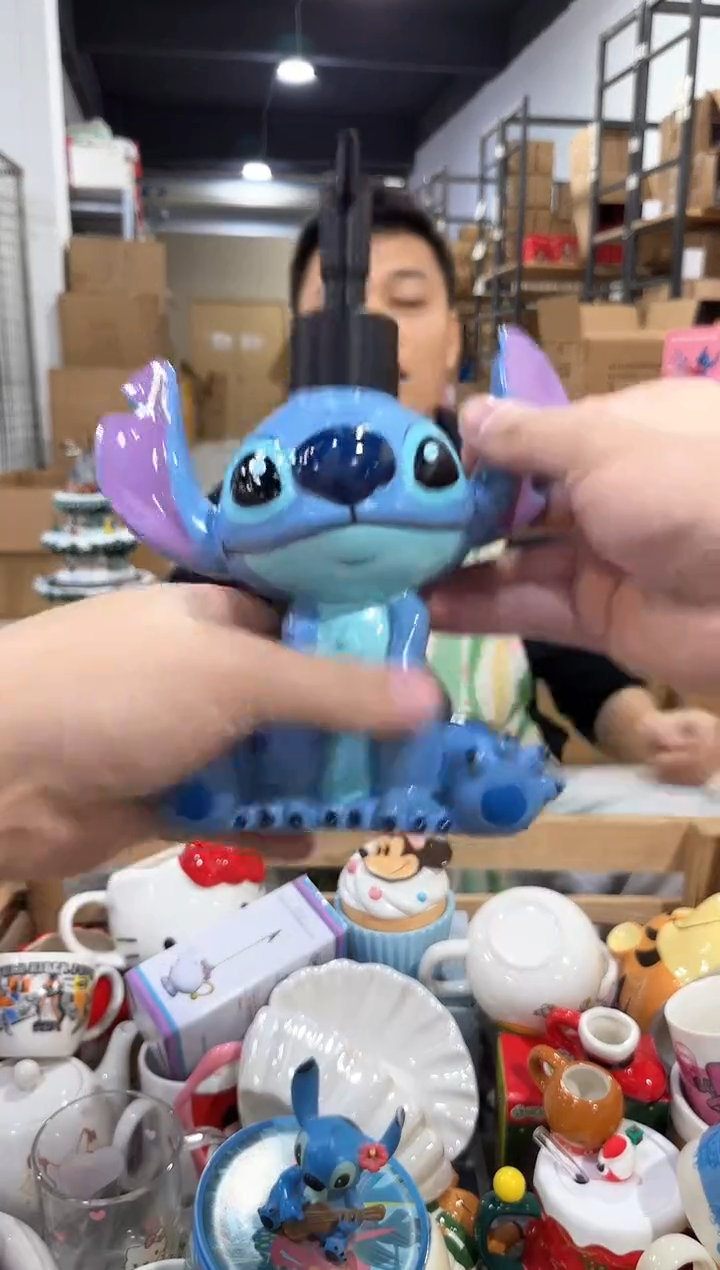 瓷片史迪仔蹲坐按压瓶