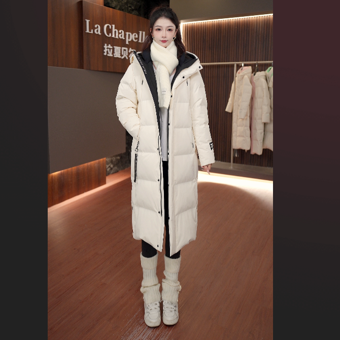 拉夏贝尔25年新款冬季连帽修身长款加厚保暖时尚白钻羽绒服撞色