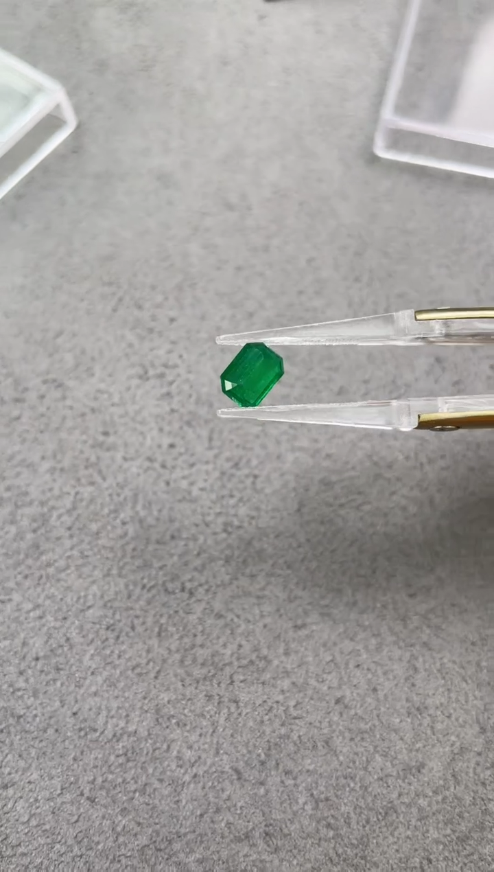 裸石祖母绿1.25克拉斯瓦特祖母绿