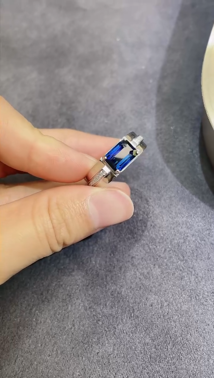 【闪购商品】蓝宝石戒指18K金镶嵌2.23ct/皇家蓝