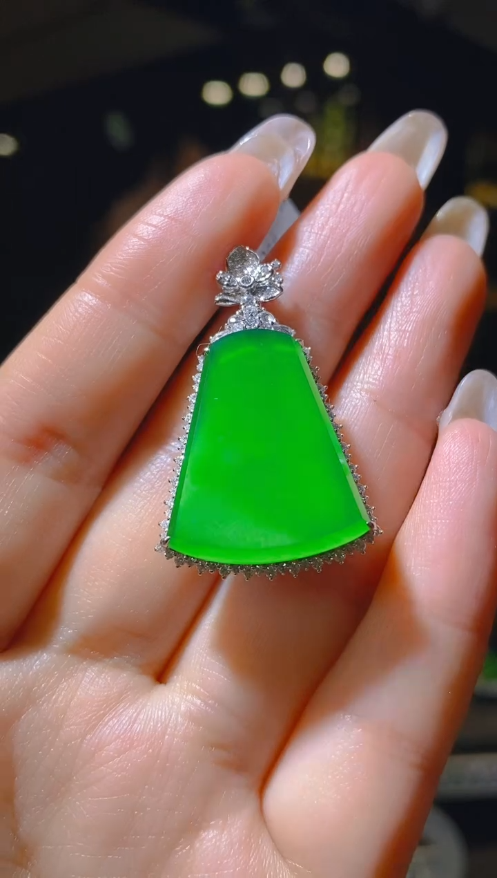 【闪购商品】翡翠吊坠(赠链)18K金镶嵌070   