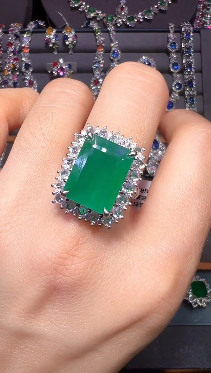 18K金镶嵌戒指祖母绿7.62ct/GRC/VVG