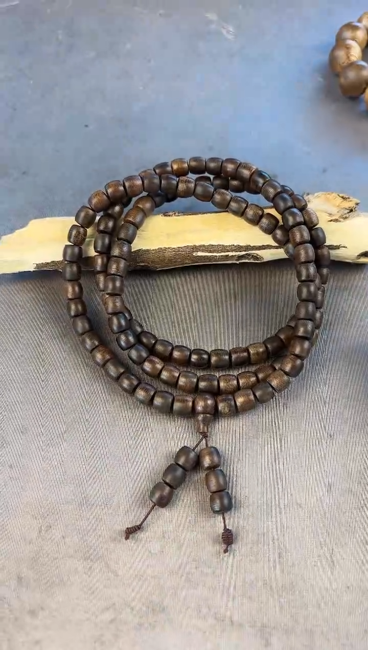 沉香沉香碎屑+富森红土09鼓珠多圈沉62克+多样性发一