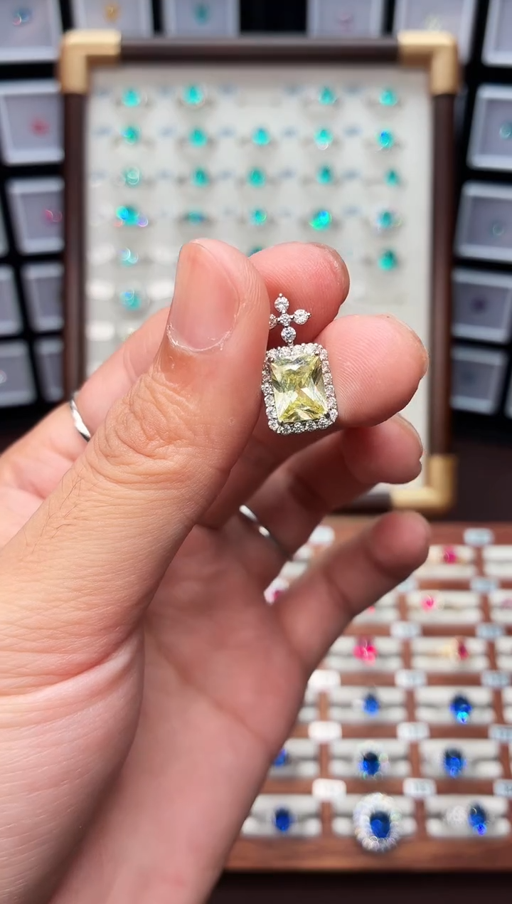 吊坠(赠链)银S925镶嵌金绿宝石111