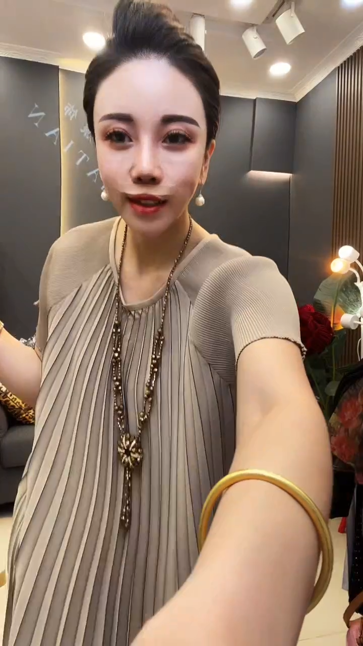 聚酯纤维（涤纶）卡其色 百褶裙