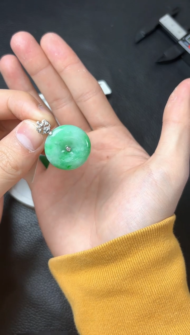 【闪购商品】翡翠颈饰18K金镶嵌平安扣