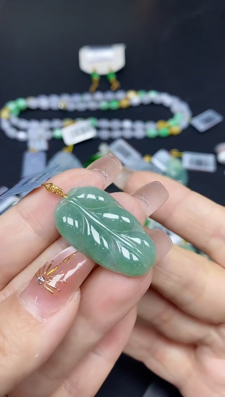 吊坠(不含链)18K金镶嵌翡翠叶子18K金扣镶嵌@@CMT