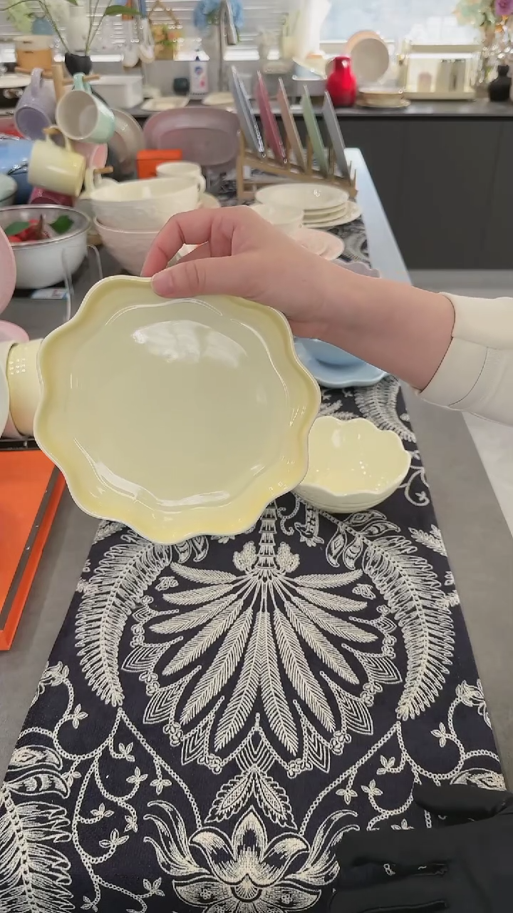 【闪购商品】瓷炻彩花边盘18CM-鹅绒黄