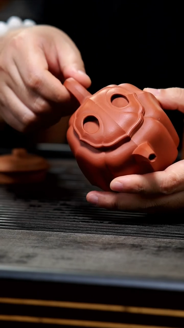 茶壶紫砂半手红降坡筋纹牛盖170cc