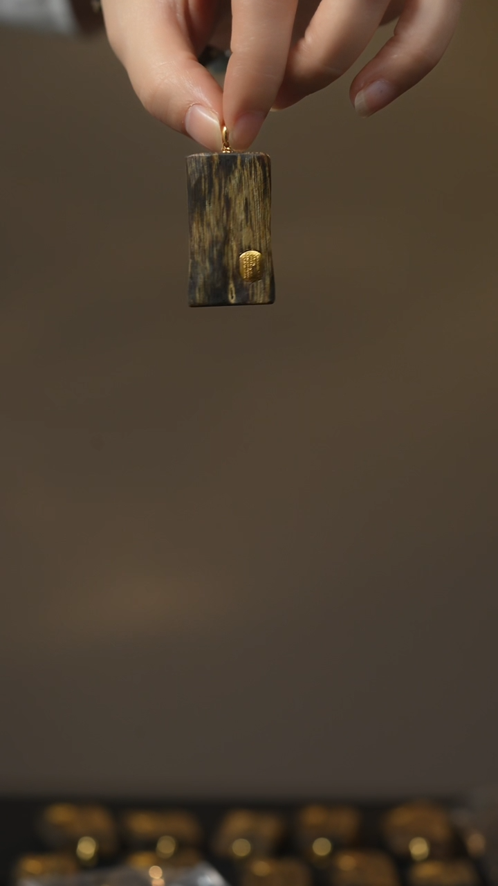 【闪购商品】沉香吊坠五条平安无事牌孤品长