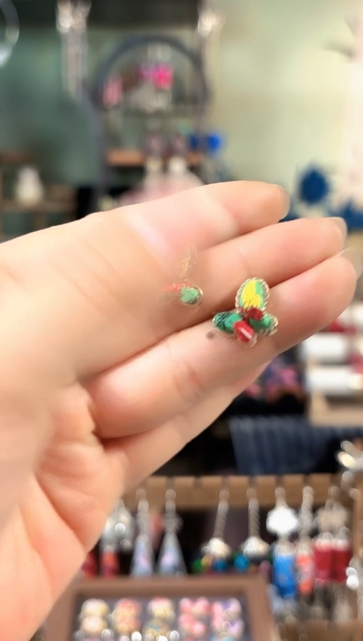 彩云南阁非遗老绣饰品612