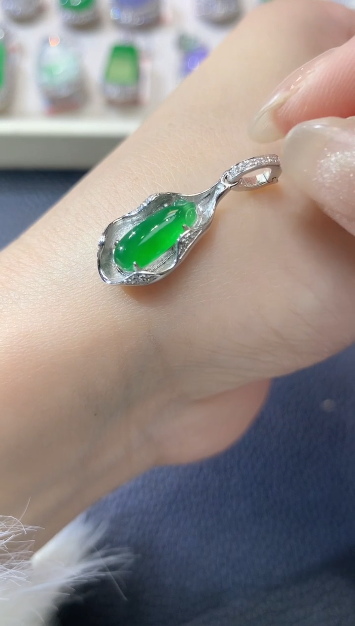 【闪购商品】翡翠吊坠(不含链)18K金镶嵌A53