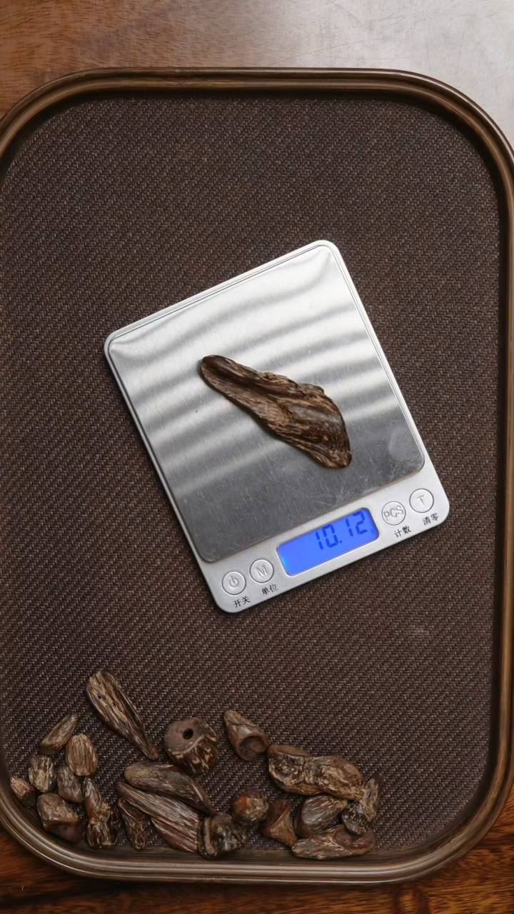 手把件沉香柬埔寨沉水级原料10.1克