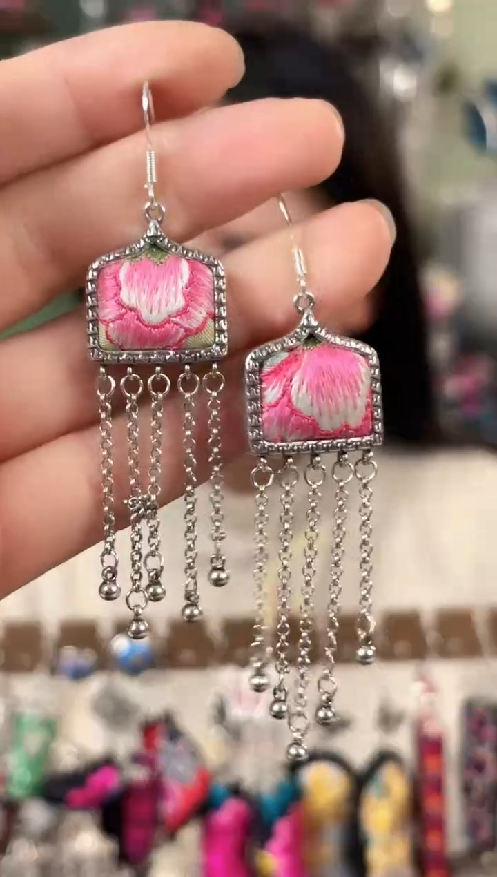 彩云南阁非遗老绣饰品205