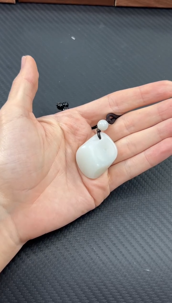 【闪购商品】和田玉吊坠(赠链)未镶嵌且末微色差米达吊坠