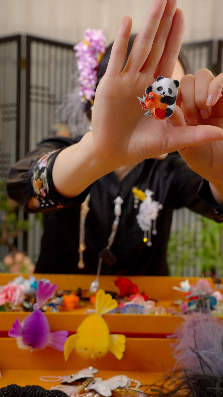 织绣武**闹非遗手工绒花饰品
