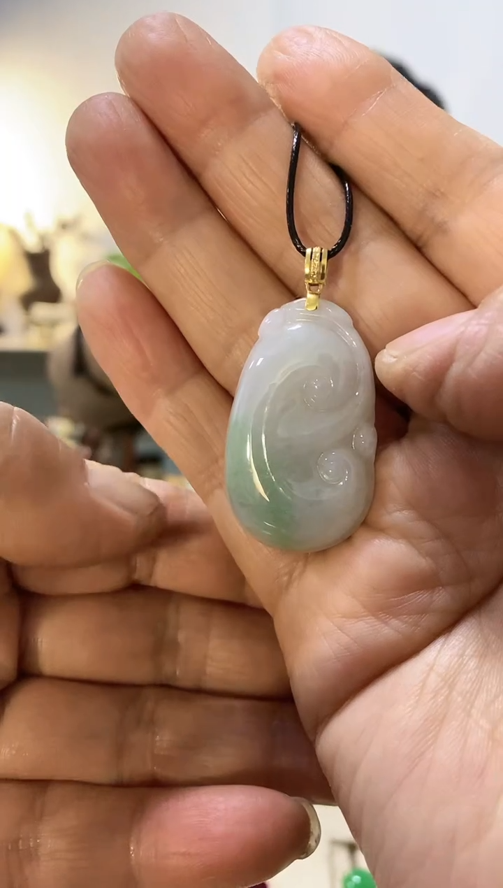 颈饰18K金镶嵌翡翠吊坠