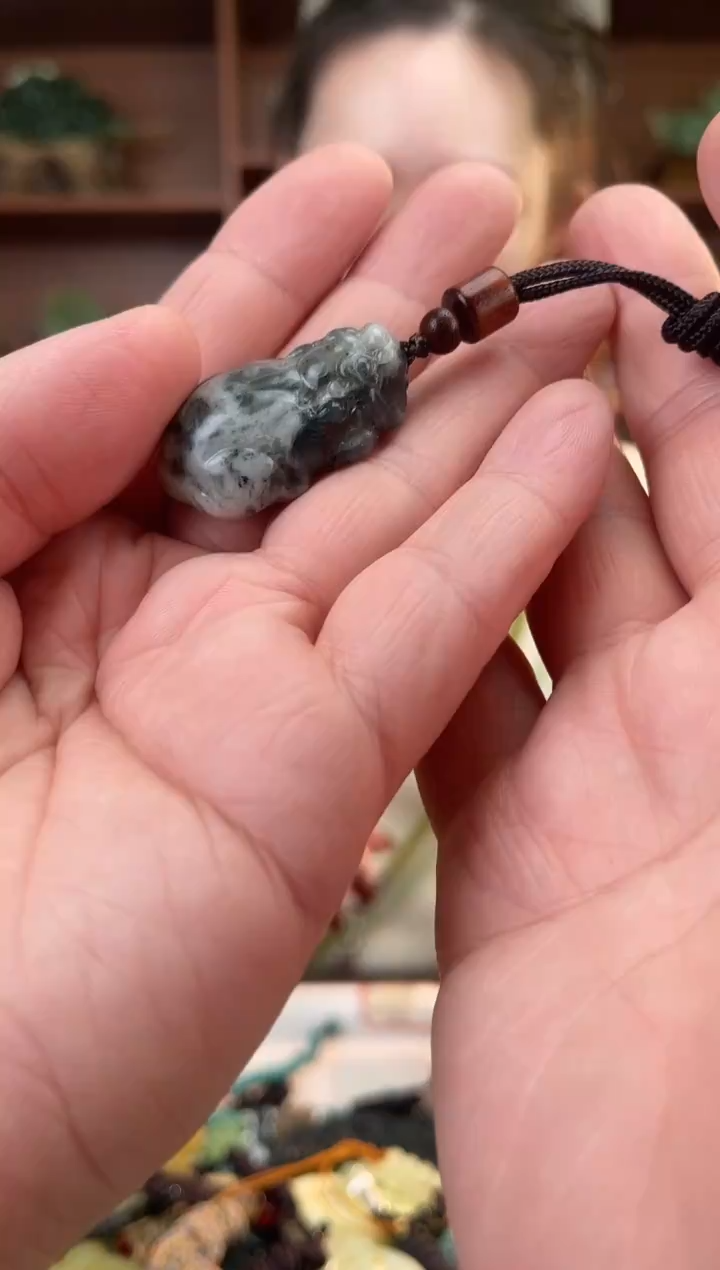 未镶嵌蛇纹石玉颈饰·