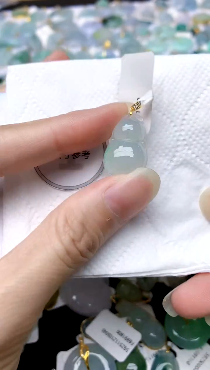 颈饰18K金镶嵌翡翠天然A货翡翠