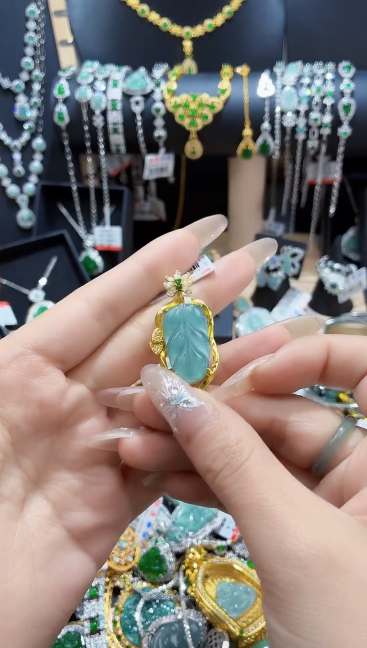 翡翠未镶嵌颈饰天然翡翠a货 多样性发其一