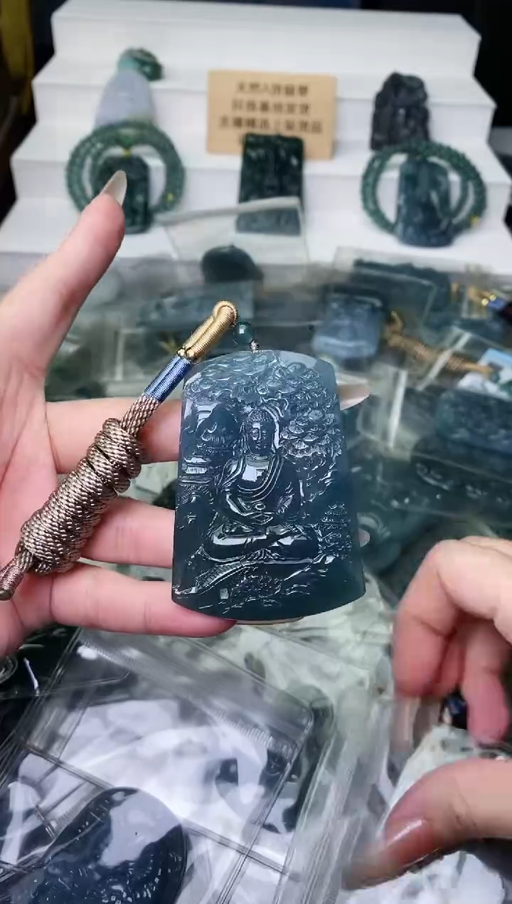 颈饰未镶嵌翡翠 