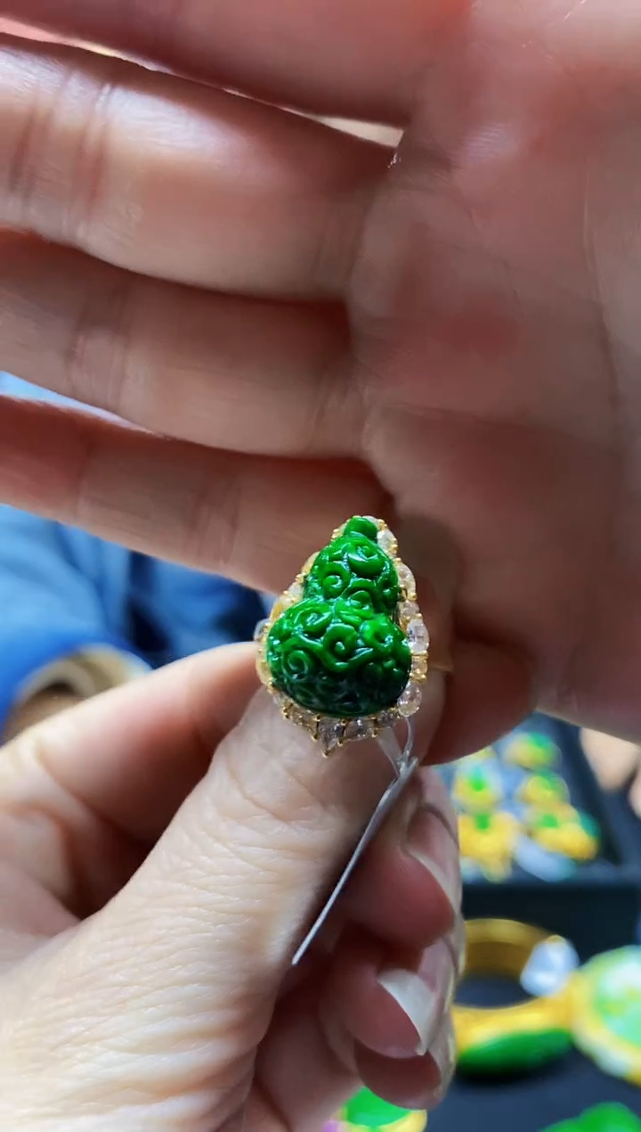 颈饰未镶嵌翡翠向**生戒指