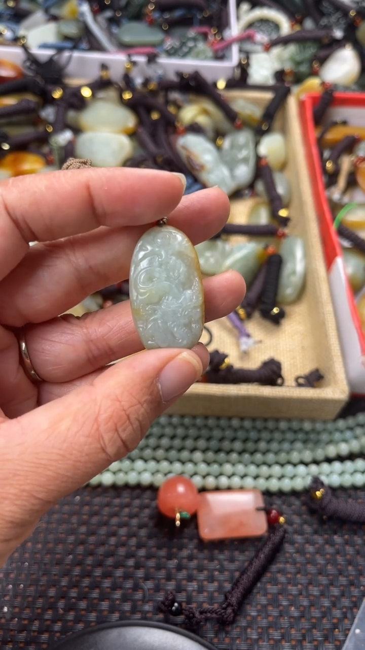 【闪购商品】和田玉颈饰未镶嵌多样性发货没有证书拍一发一有瑕