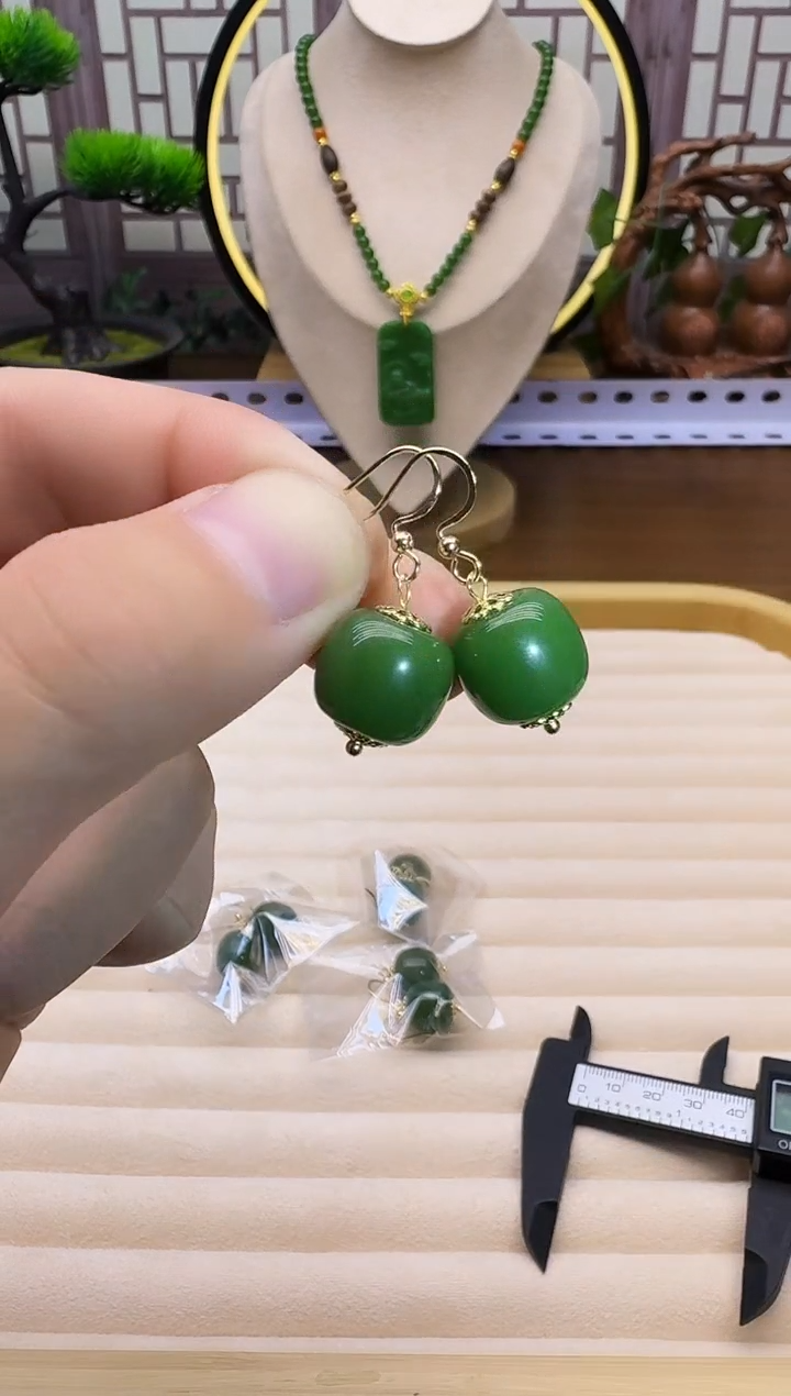 14K金镶嵌和田玉耳饰E117       