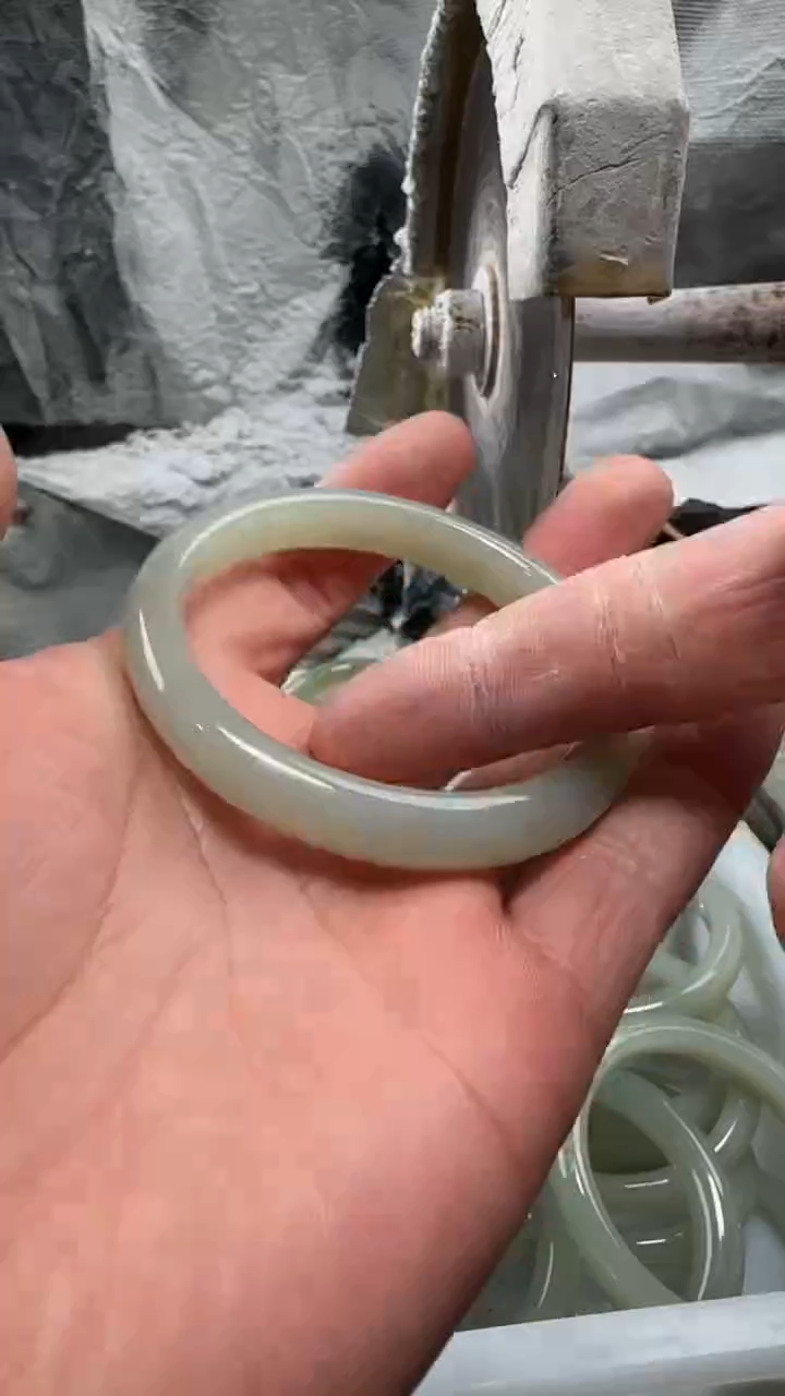 颈饰未镶嵌和田玉手镯