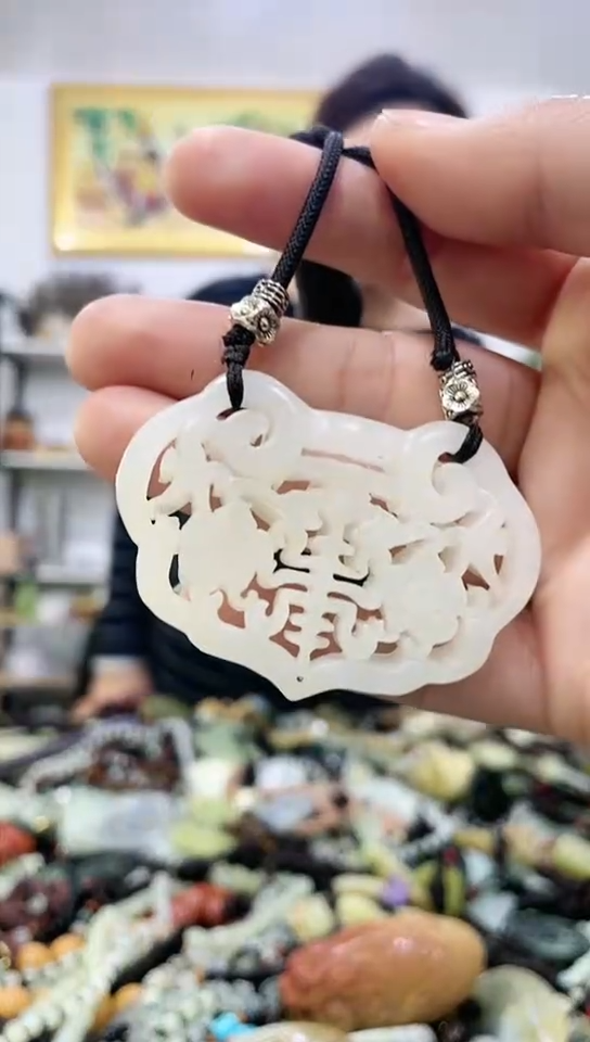 未镶嵌蛇纹石玉吊坠   