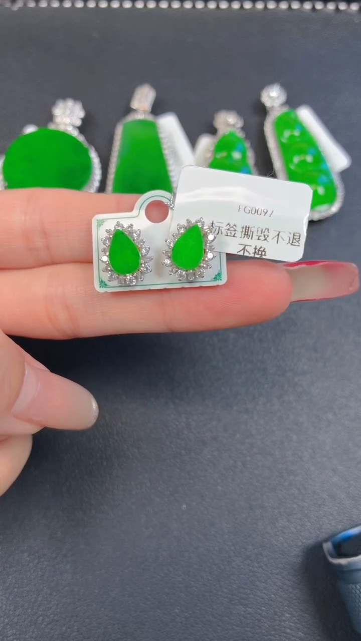 颈饰银S925镶嵌翡翠耳钉