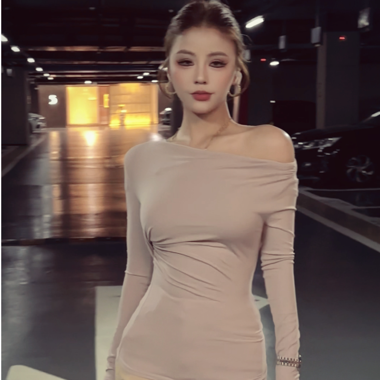 2025新品露背拼接气质男友风T恤常规内搭时尚纯色斜领长袖性感女